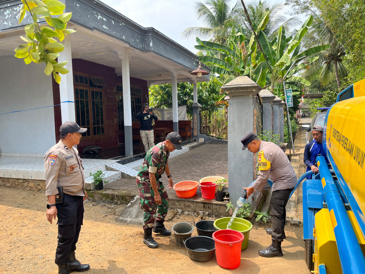 BPBD Trenggalek mendistribusikan air bersih untuk warga. (Foto: BPBD Trenggalek for jatimnow.com)