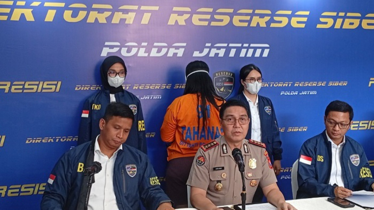 Kombes Pol Bimo Ariyanto dalam press conference di Polda Jatim. (Foto: Sujianto/jatimnow.com)