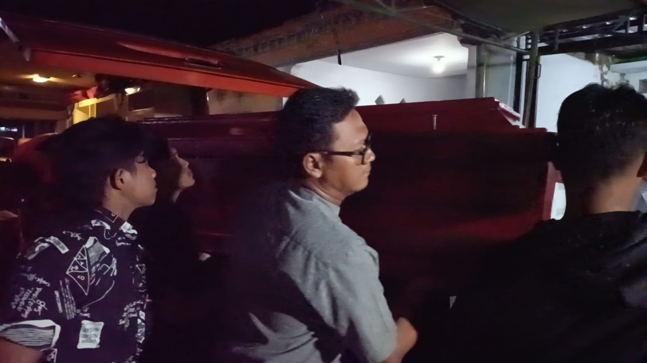 Kedatangan jenazah korban KMP Mutiara Sentosa 2 asal Tulungagung. (Foto: Bramanta/jatimnow.com)