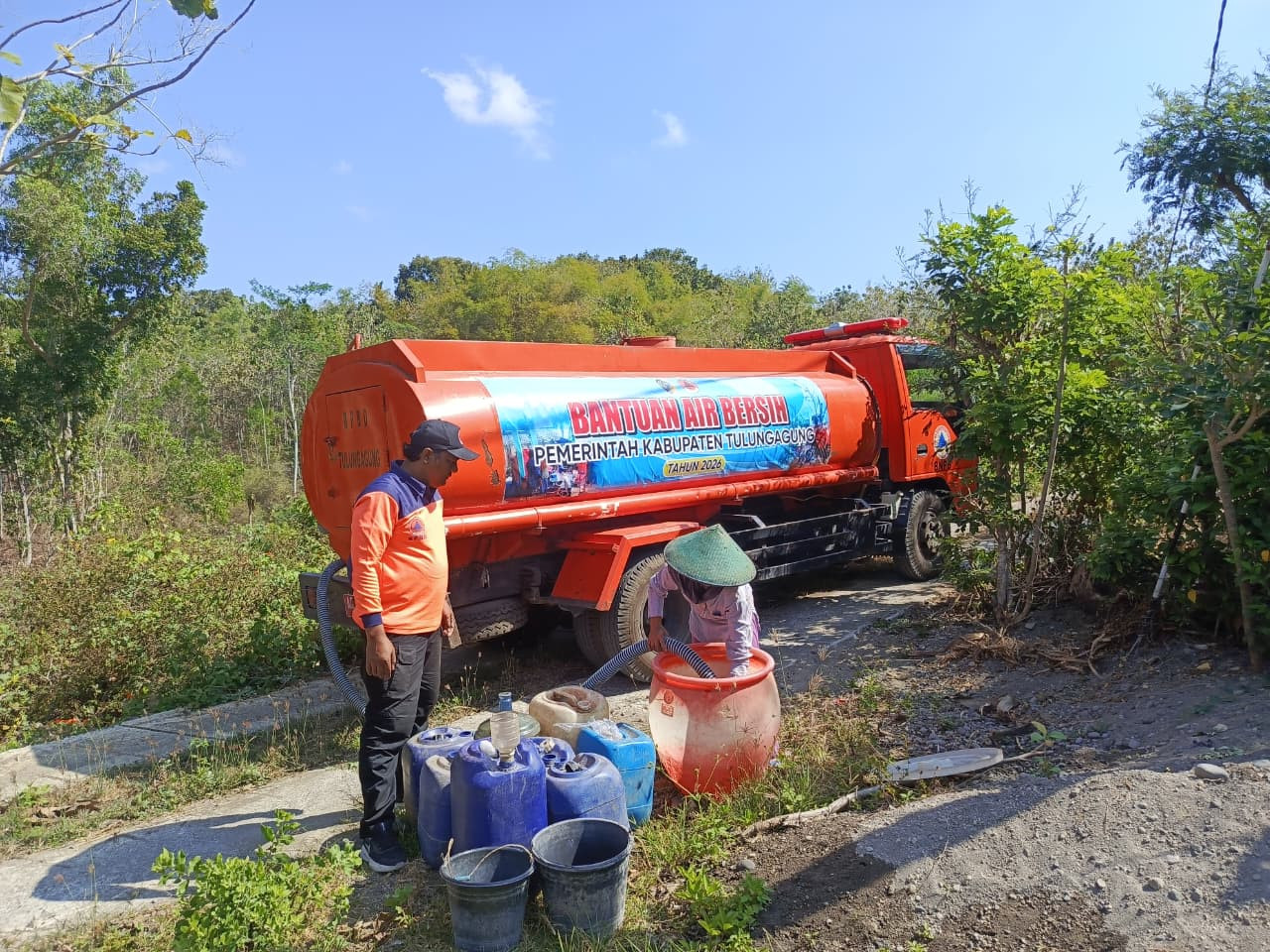 Petugas BPBD Tulungagung melakukan pengiriman air bersih. (Foto: BPBD for jatimnow.com)