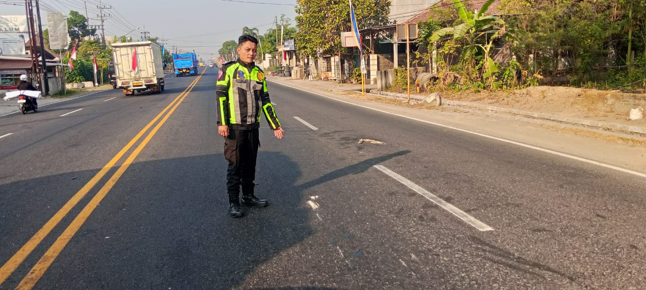 Polisi menunjukkan lokasi kecelakaan di Tulungagung. (Foto: Polres Tulungagung for jatimnow.com)