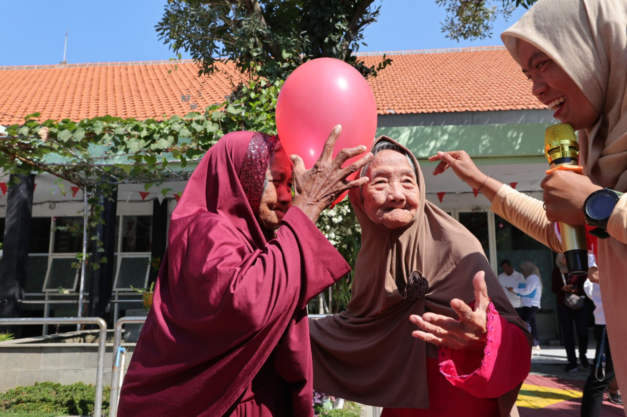 Lomba jepit balon