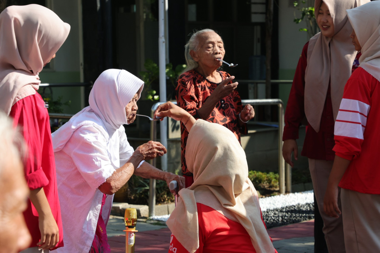 Lansia berjuang dalam lomba balap kelereng