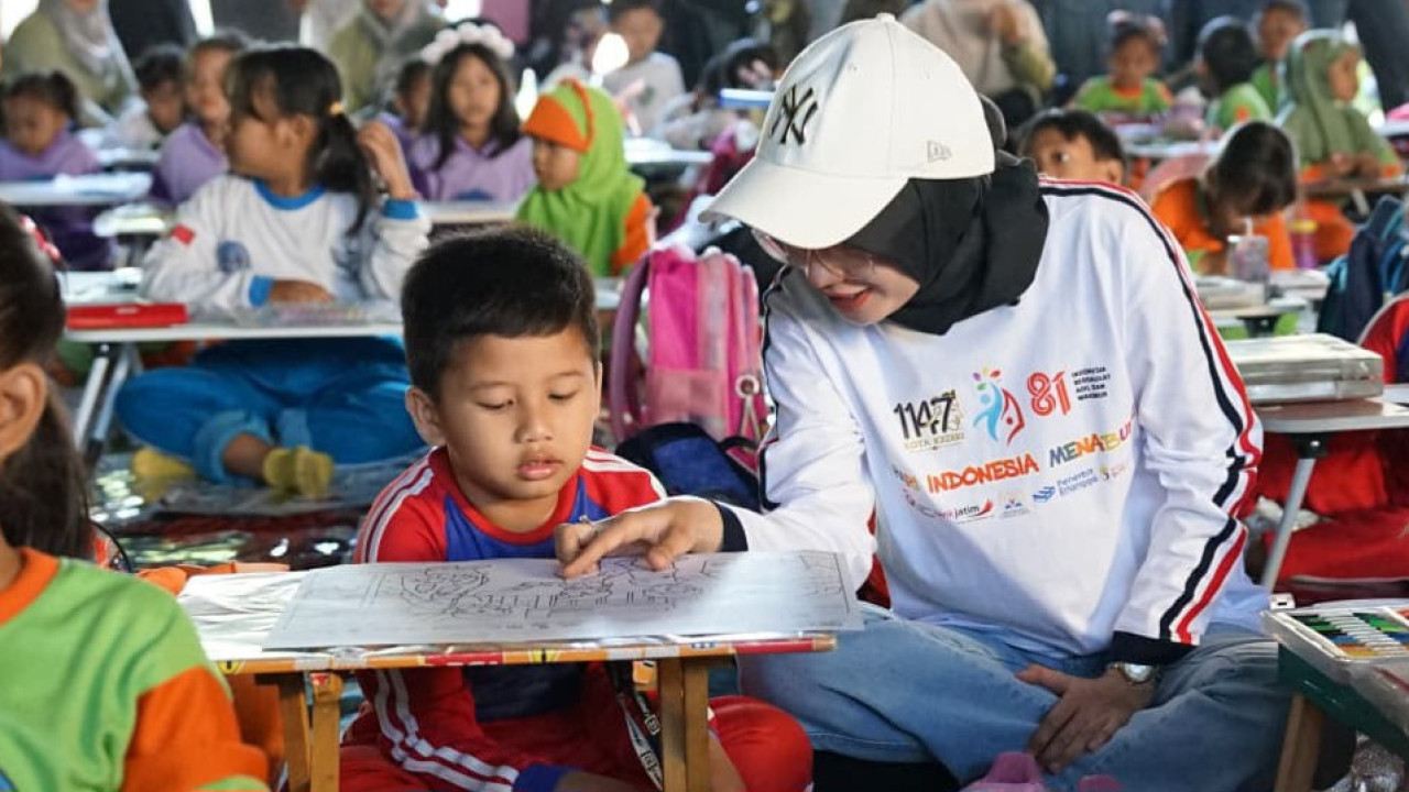 Wali Kota Kediri Vinanda Prameswati dalam kegiatan lomba mewarnai di Taman Brantas. (Foto: Pemkot Kediri/jatimnow.com)
