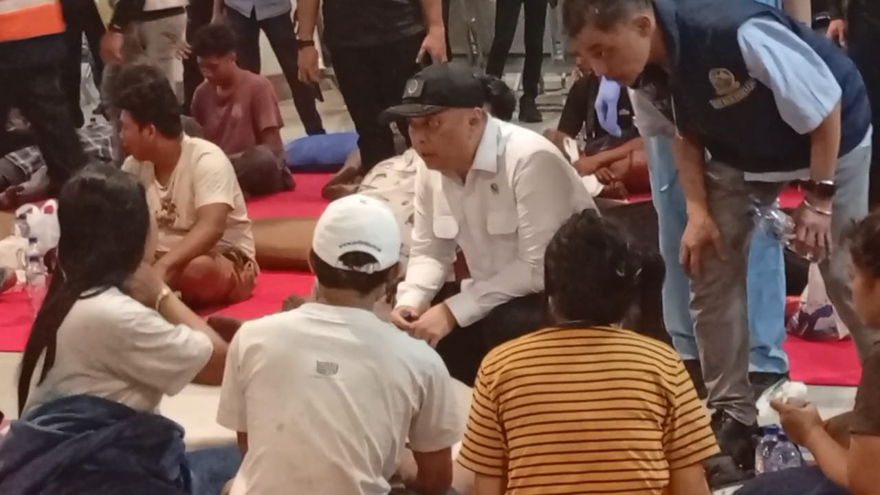 Menteri Perhubungan Dudy Purwagandhi saat meninjau korban selamat kebakaran KMP Mutiara Santosa. (Foto: Sujianto/jatimnow.com)