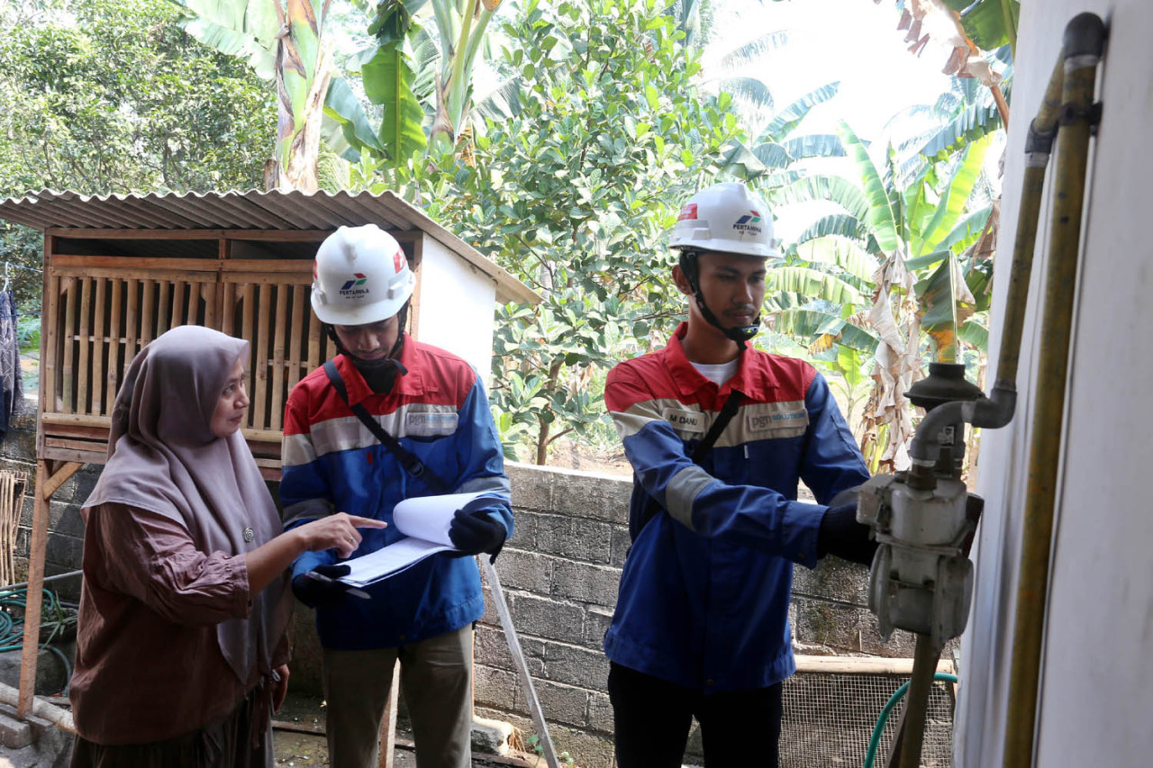 Petugas PGN melakukan inspeksi dan pendataan jaringan gas rumah tangga di rumah Ernawati, pelanggan Jargas PGN di Kabupaten Lumajang, Senin (03/8/2026). Pendataan tersebut sebagai bagian dari layanan berkala kepada pelanggan.  (Foto: Ali Masduki/jatimnow.com)