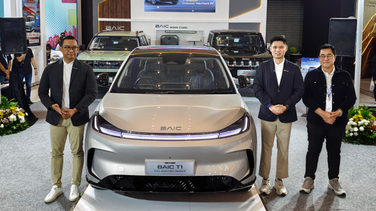 BAIC tancap gas di GIIAS Surabaya 2026 dengan memboyong EV T1 dan mendiskon line-up hingga Rp90 juta demi menggarap pasar otomotif Jawa Timur. (Foto: Ali Masduki/jatimnow.com)