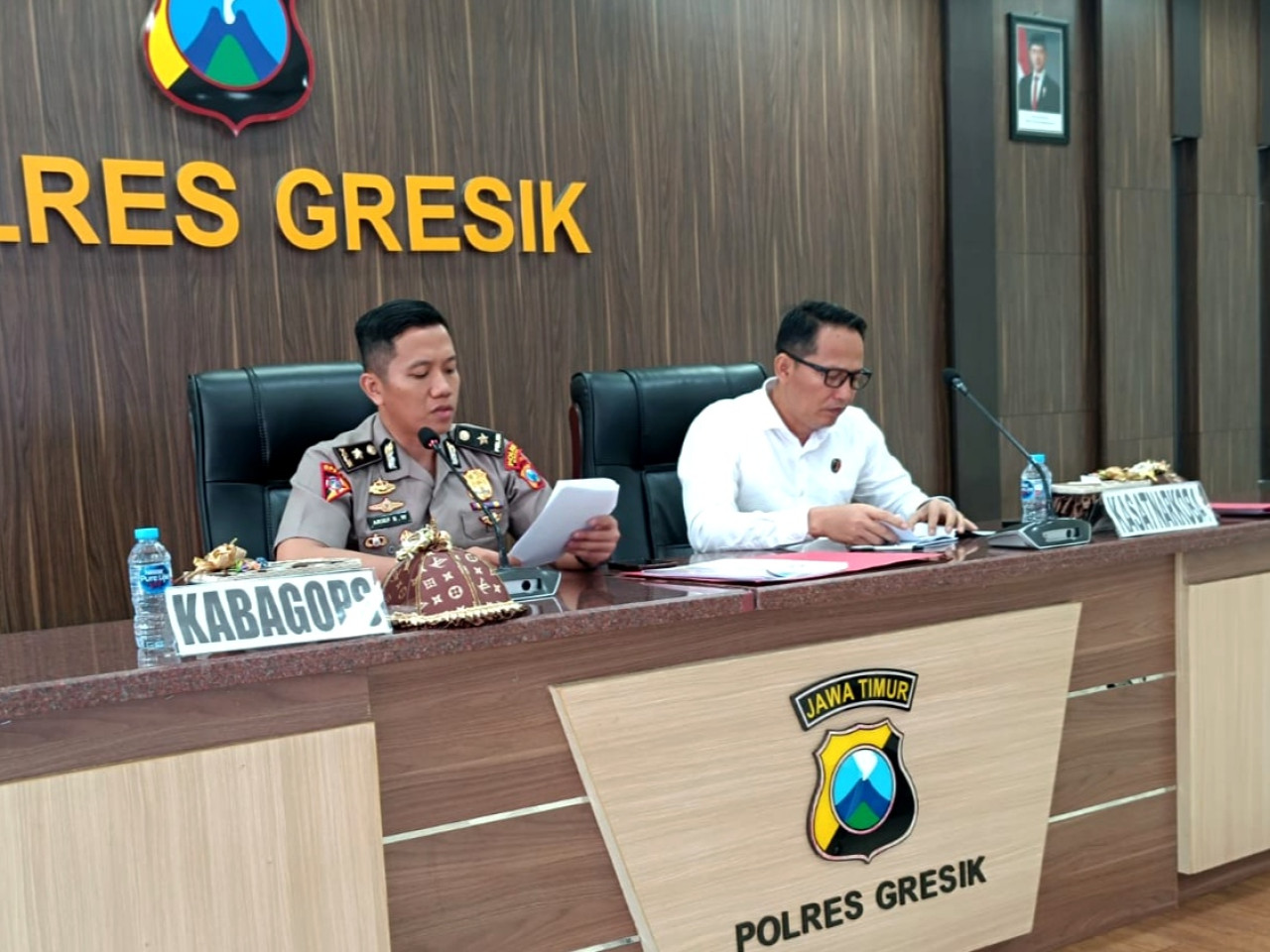 Kabag Ops Polres Gresik Kompol Arief Sukmo Wibowo dan Kasat Resnarkoba AKP Ahmad Yani, Kasiwas AKP Heriyanto, saat memimpin Lat Pra Ops Tumpas Narkoba Semeru 2026. (Foto: Humas Polres Gresik).