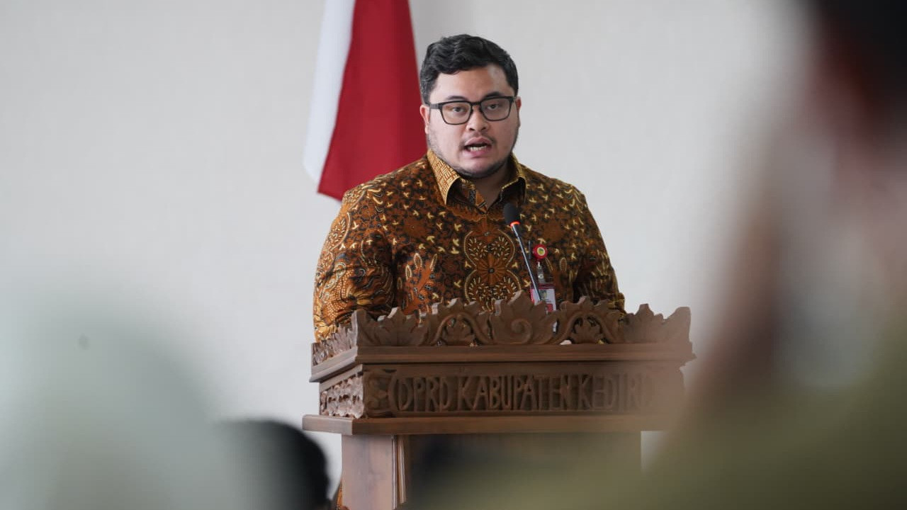 Bupati Kediri Hanindhito Himawan Pramana dalam rapat paripurna yang digelar di Ruang Tegowangi. (Foto: Pemkab Kediri/jatimnow.com)