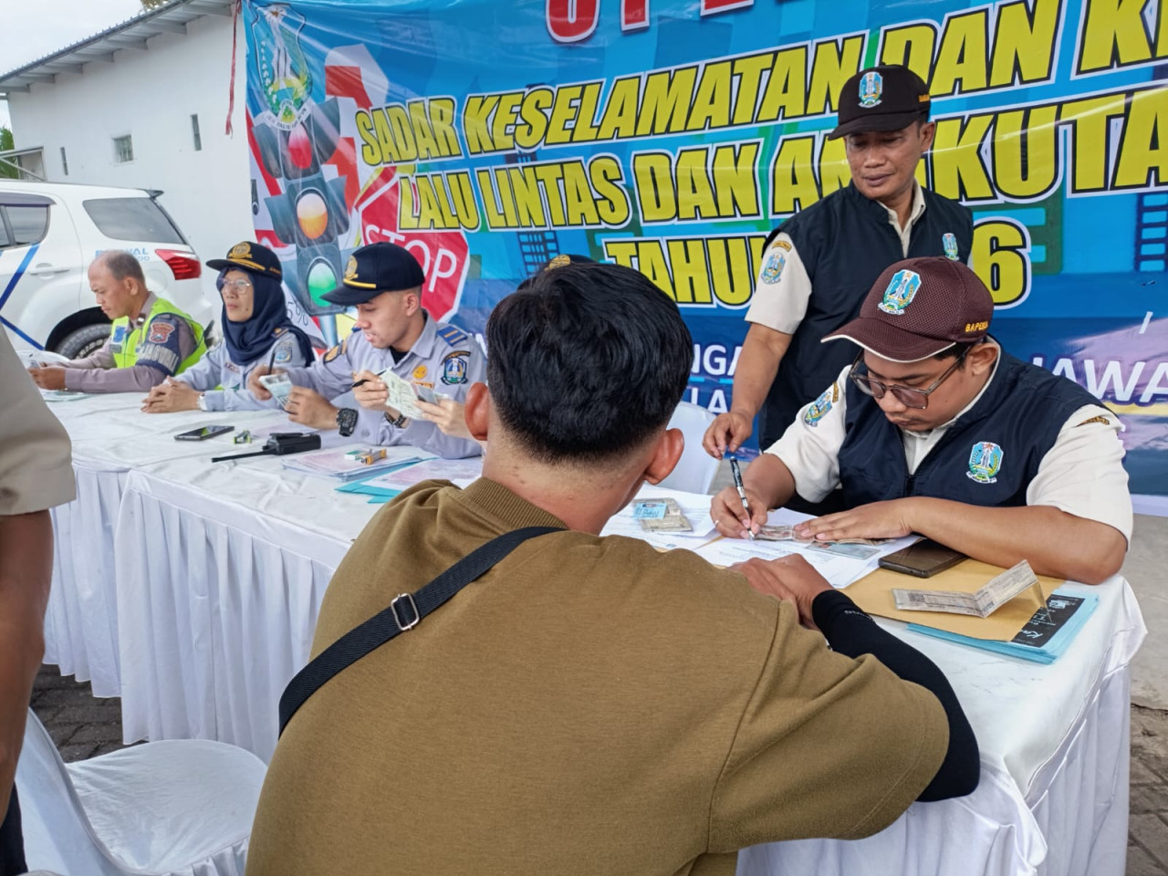 Petugas saat menerima pembayaran pajak kendaraan bermotor di Tulungagung. (Foto: Bramanta/jatimnow.com)