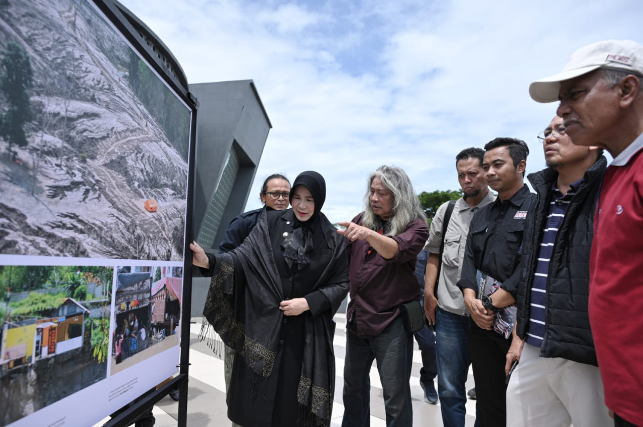 Wali Kota Banda Aceh, Illiza Sa'aduddin Djamal, meninjau pameran foto Prahara Pulau Emas di Museum Tsunami Aceh, Senin (3/8). (Foto: PFI for jatimnow.com)