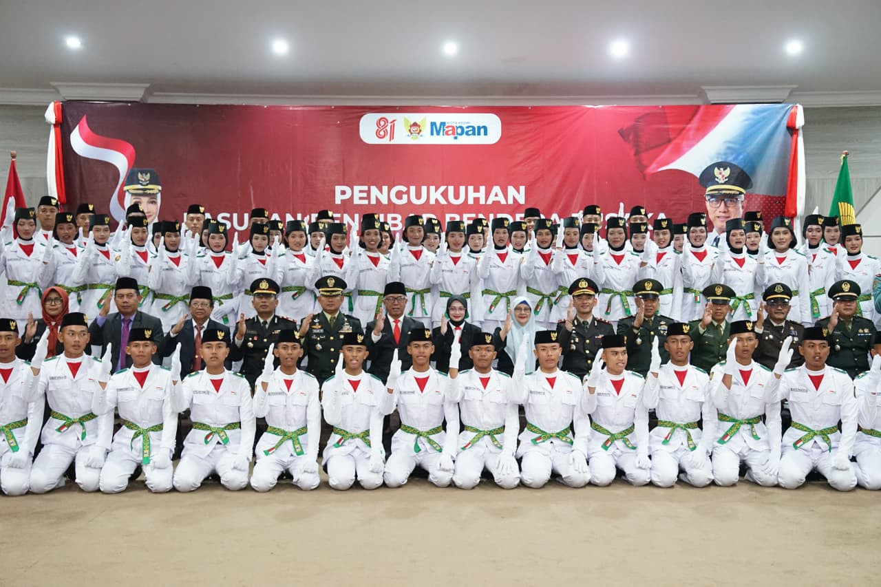 Wali Kota Kediri Vinanda Prameswati mengukuhkan Paskibraka Kota Kediri Tahun 2026, di Ruang Joyoboyo Balai Kota Kediri. (Foto: Pemkot Kediri/jatimnow.com)