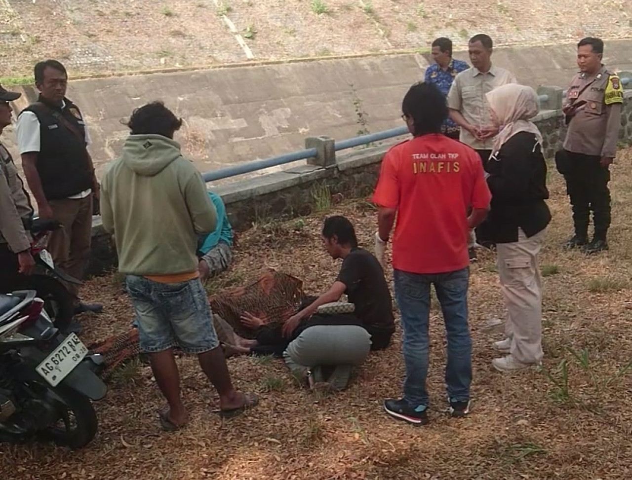 Polisi saat mendatangi lokasi pemancing tewas di Tulungagung. (Foto: Polres Tulungagung for jatimnow.com)