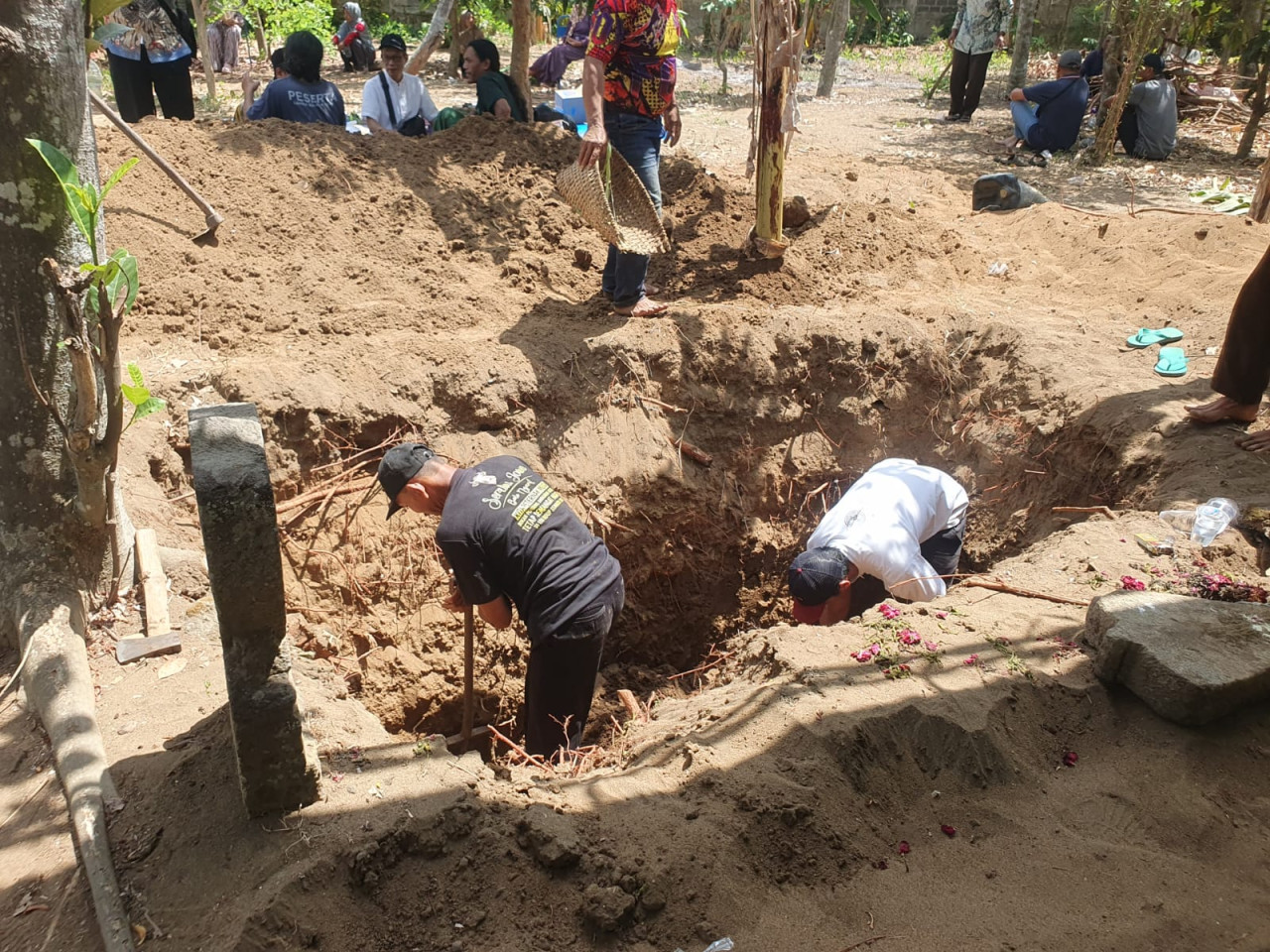 Warga Tulungagung bongkar makam bernisan kuno. (Foto:Bramanta/jatimnow.com)