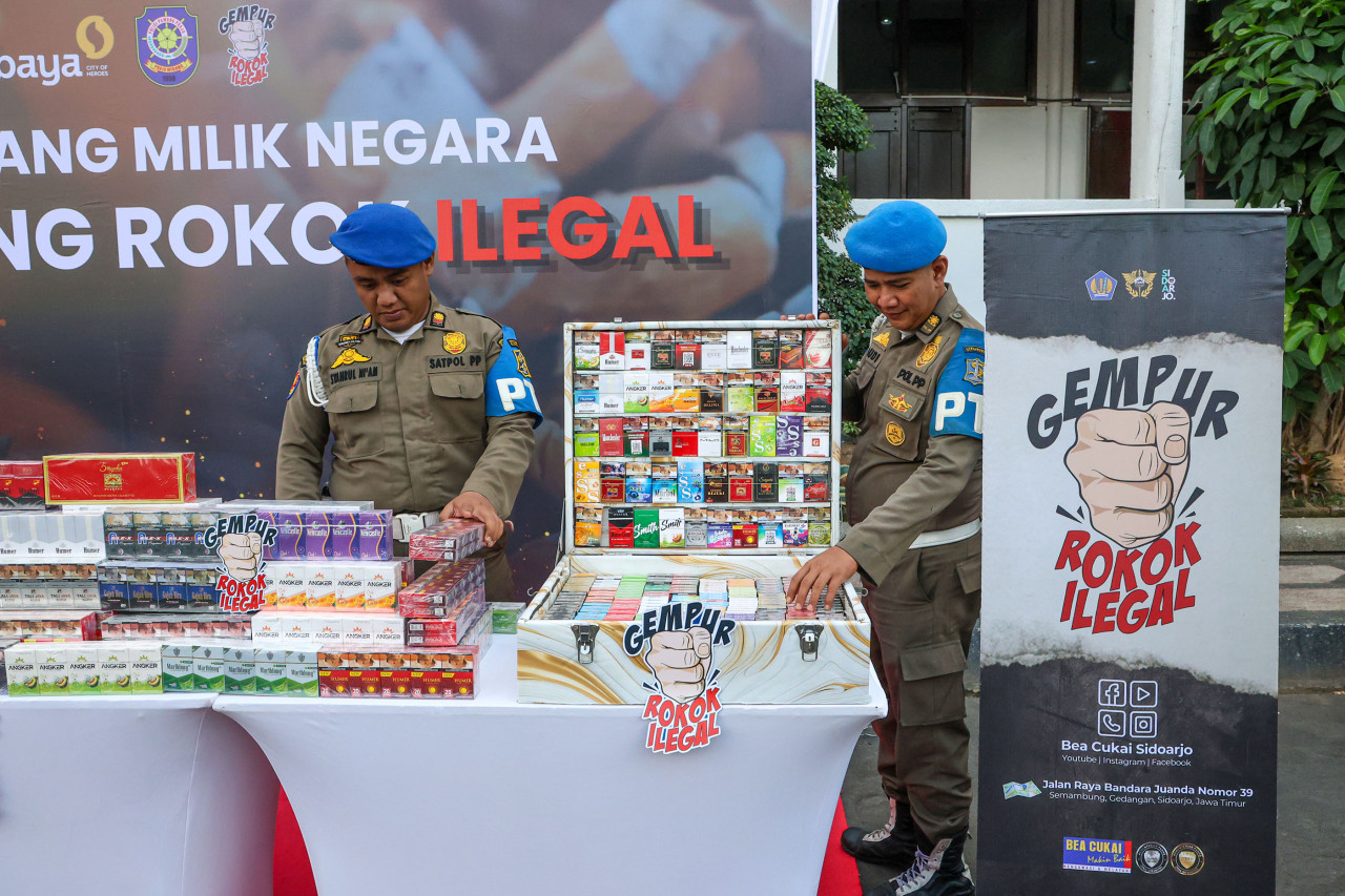 Sejumlah rokok ilegal yang akan dimusnahkan oleh Satpol PP Surabaya (foto: Kominfo for jatimnow.com)