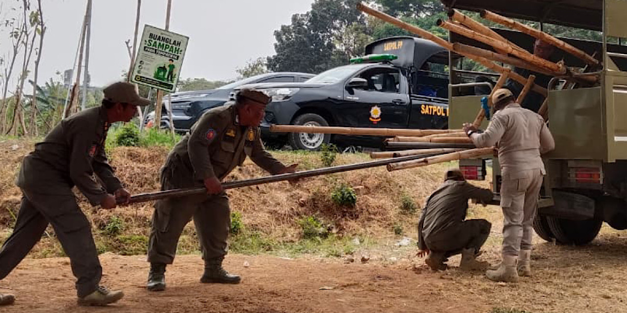 Petugas mengangkut peralatan para penambang pasir di Sungai Brantas. (Foto: Istimewa/jatimnow.com)