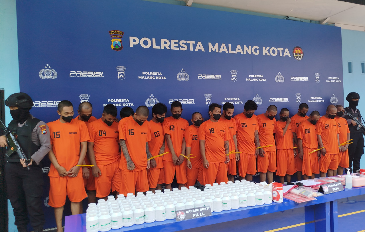 Tersangka pengedar narkoba yang diamankan Satresnarkoba Polresta Malang Kota (Foto: Aris /jatimnow.com)