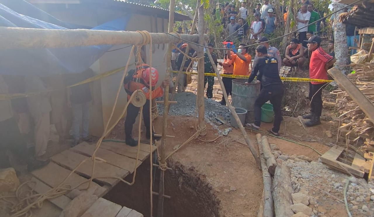 Tim SAR gabungan saat melakukan evakuasi di Trenggalek. (Foto: BPBD Trenggalek for jatimnow.com)