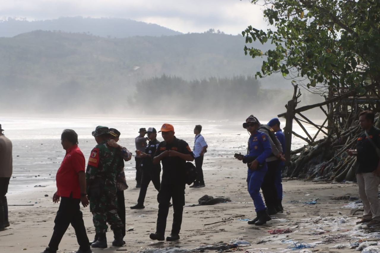 Petugas memantau kemunculan buaya muara di Tulungagung. (Foto: Humas Polres Tulungagung for jatimnow.com)