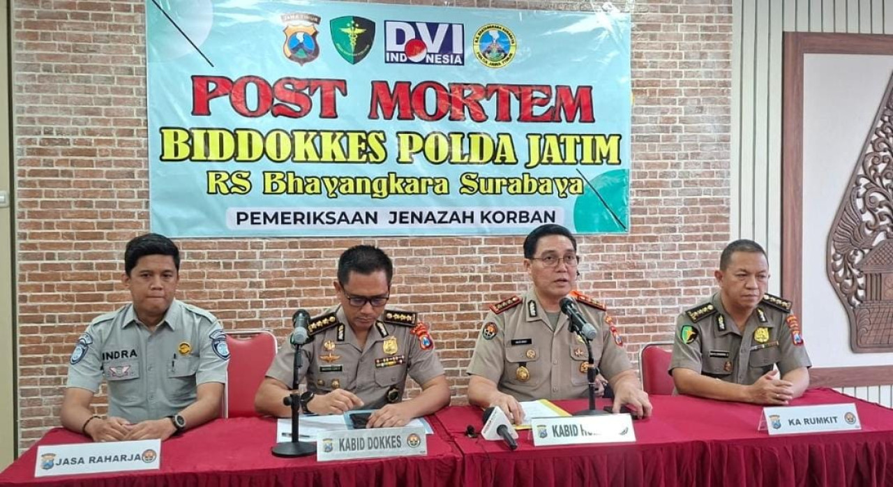 Kabid Humas Polda Jatim, Kombes Pol Jules Abraham Abast saat menyampaikan perkembangan insiden kebakaran dan tenggelamnya KM Mutiara Sentosa 2. (Foto: Sujianto/jatimnow.com)