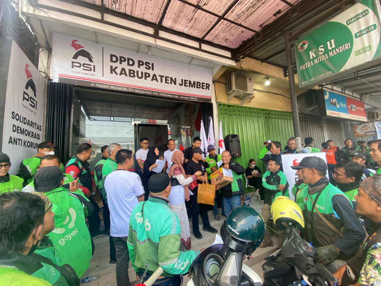 Ratusan Paket Sembako Dibagikan ke Ojol Saat Peresmian Kantor DPD PSI Jember