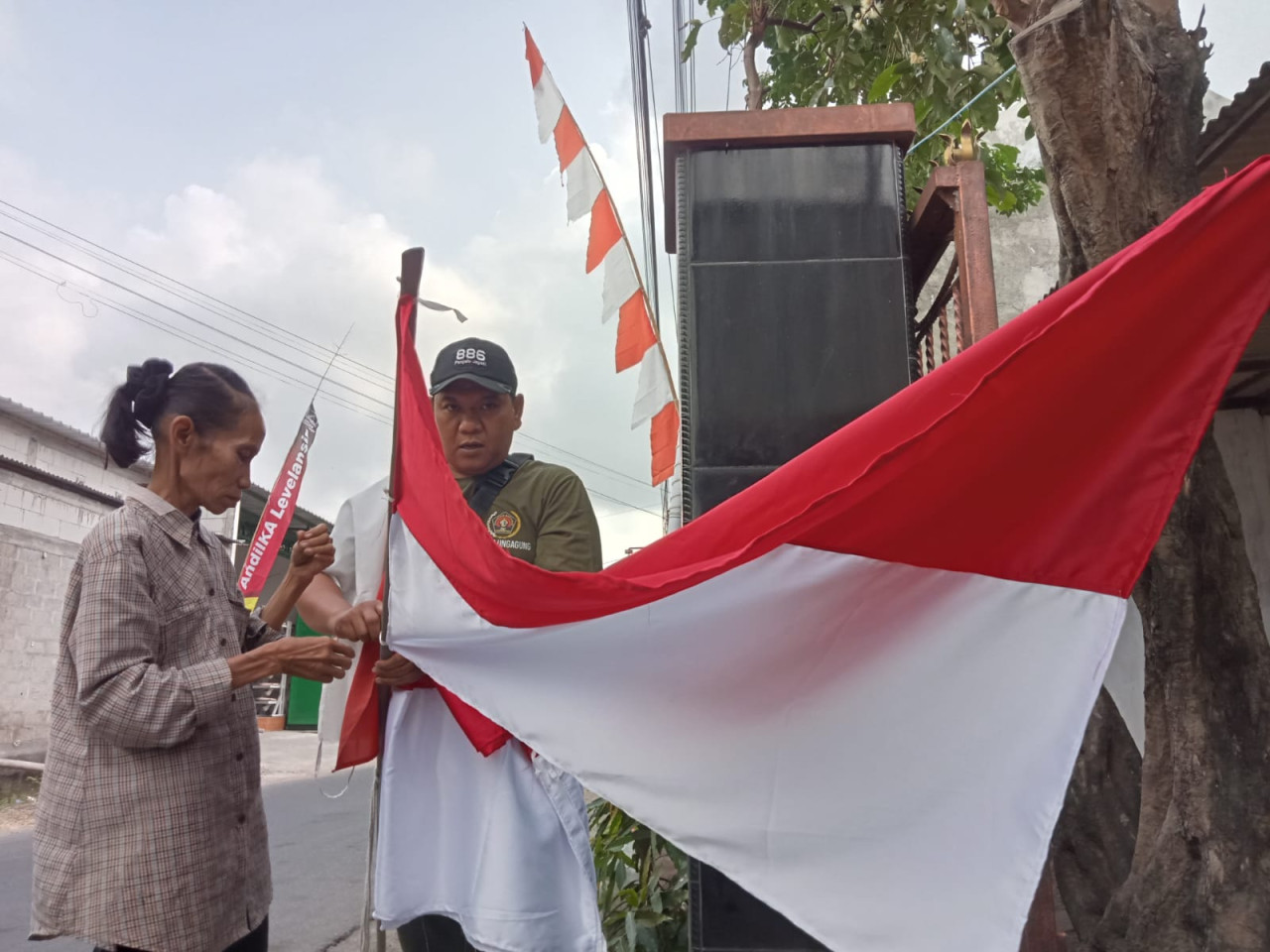 Anggota PWI Tulungagung mengganti bendera yang lusuh dengan baru. (Foto: PWI Tulungagung for jatimnow.com)