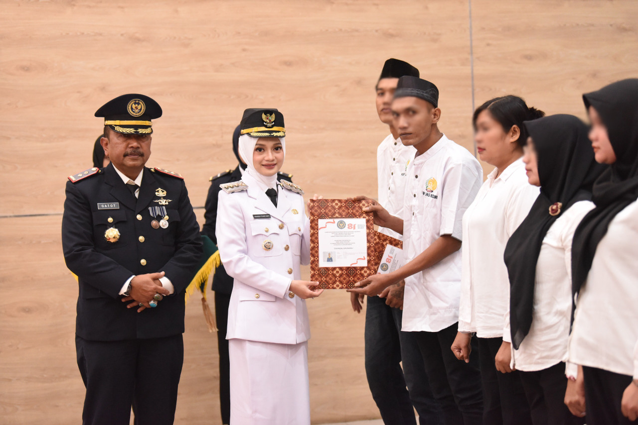 Penyerahan remisi dilakukan secara simbolis oleh Wali Kota Kediri, Vinanda Prameswati, kepada perwakilan warga binaan. (Foto: Lapas Kediri/jatimnow.com)
