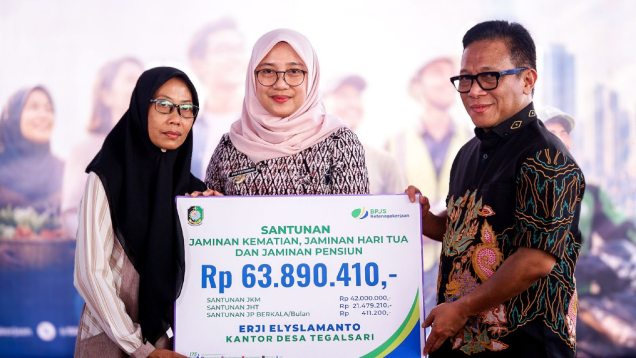 Direktur Utama BPJS Ketenagakerjaan Saiful Hidayat bersama Bupati Banyuwangi Ipuk Fiestiandani, menyerhakan santunan. (Foto/jatimnow.com)