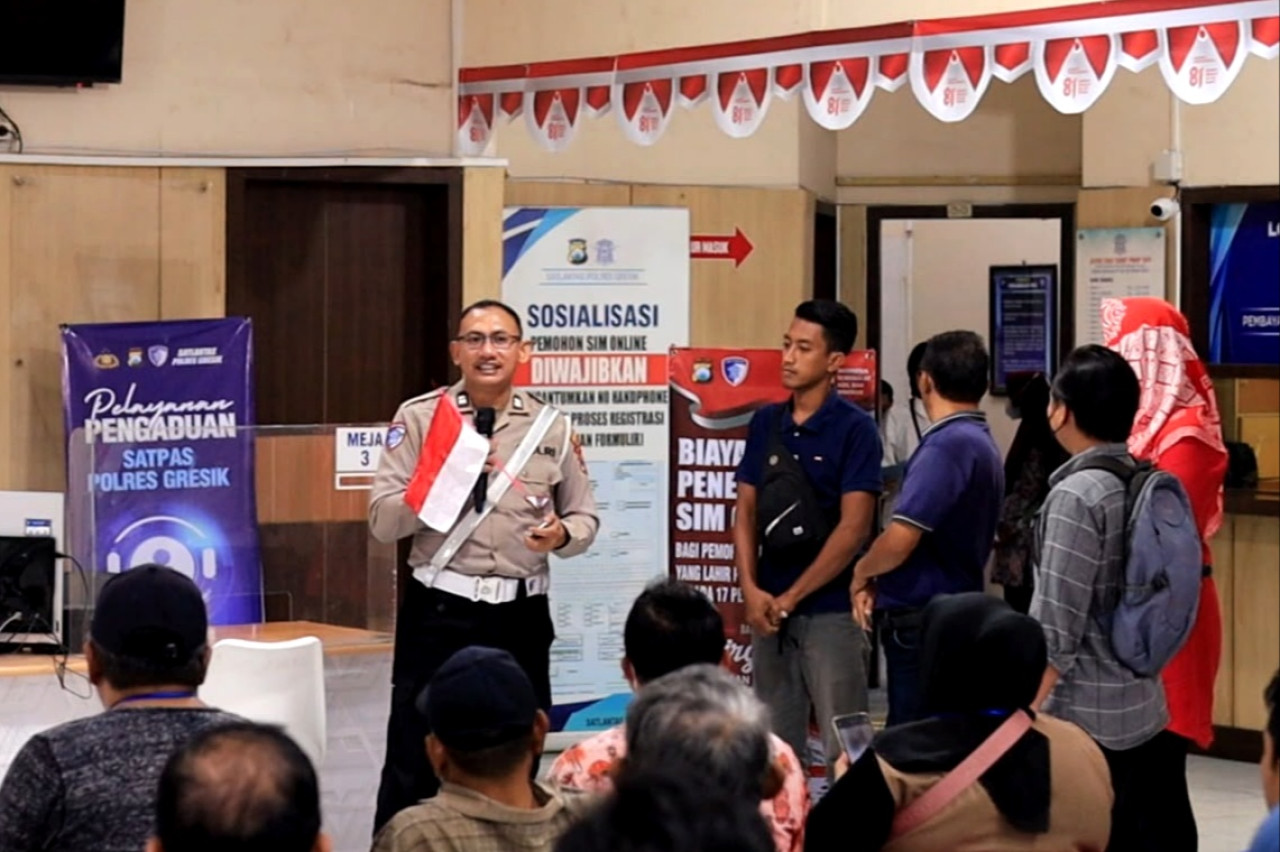 Satlantas Polres Gresik beri kado kemerdekaan berupa SIM Gratis untuk 17 warga yang lahir pada 17 Agustus. (Foto: Humas Polres Gresik)
