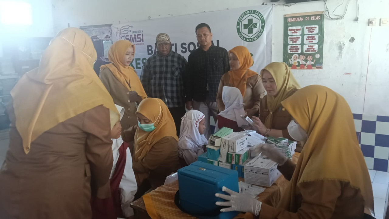 Kegiatan Bakti Sosial SMSi Lamongan dan Puskesmas Deket. (Foto: Adyad Ammy Iffansah/jatimnow.com)
