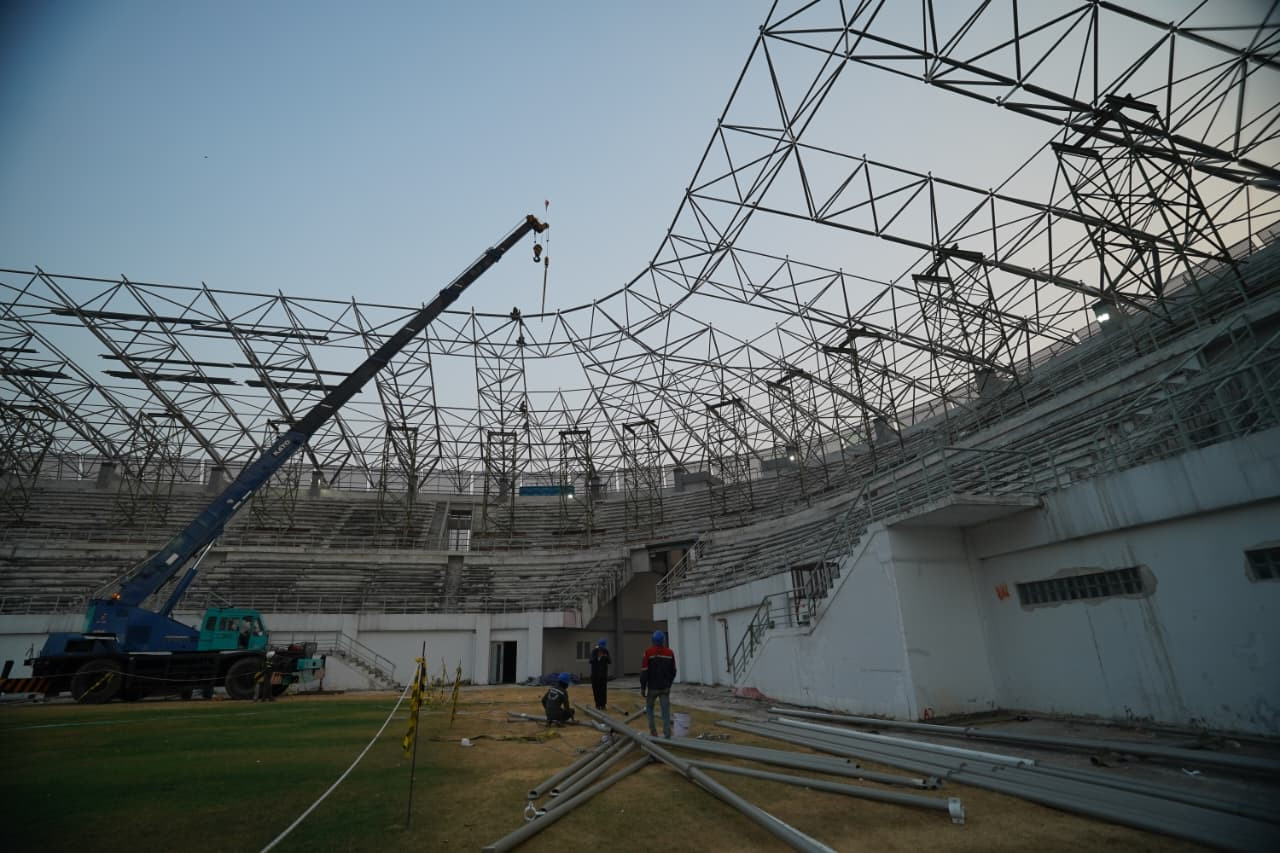 Pemasangan konstruksi rangka atap Stadion Gelora Daha Jayati (GDJ) di Desa Bulusari, Kecamatan Tarokan. (Foto: Pemkab Kediri/jatimnow.com)