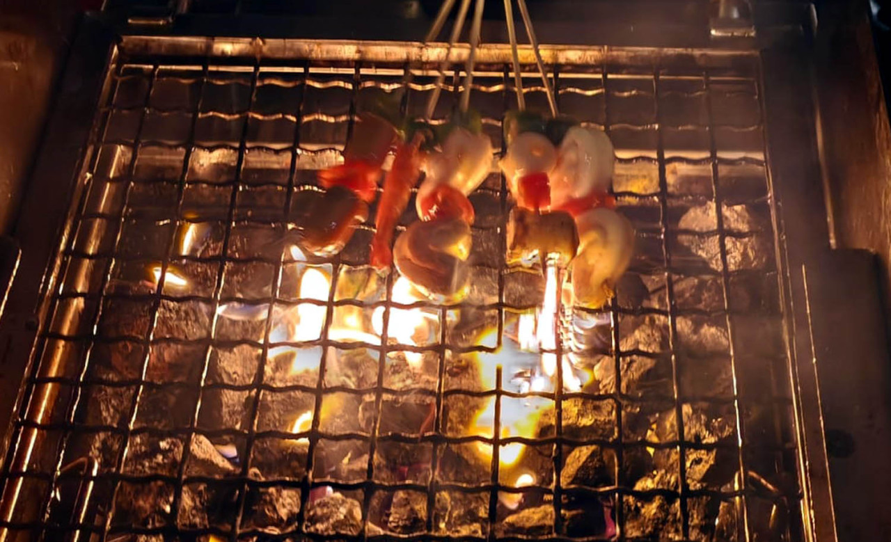 Momen live grilling yang mengesankan. Chef beraksi menyiapkan hidangan lezat tepat di depan mata, menambah keseruan malam di rooftop EXCOTEL Surabaya. (Foto: Ali Masduki/jatimnow.com)
