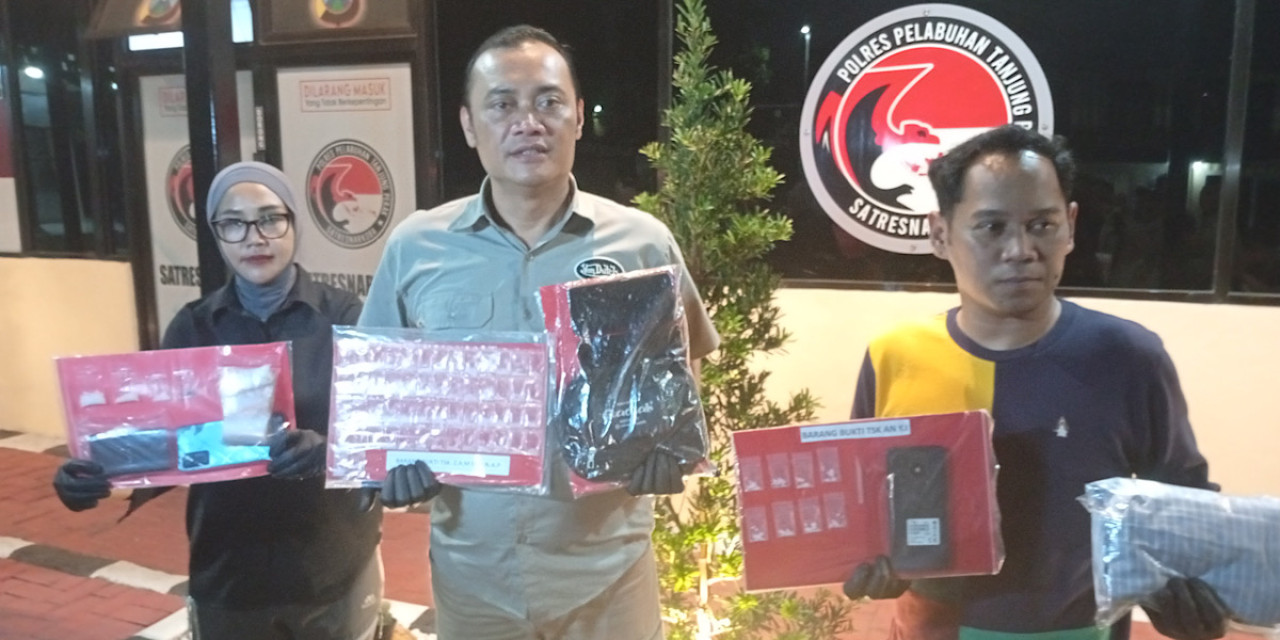 Polisi menunjukkan barang bukti berupa 22,76 gram sabu serta dua butir pil ekstasi siap edar.  (Foto: Polres Pelabuhan Tanjung Perak/jatimnow.com)