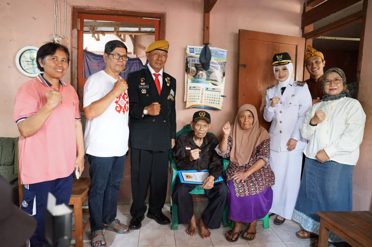 Wali Kota Kediri Vinanda Prameswati mengunjungi Karyono salah satu veteran di Kota Kediri. (Foto: Pemkot Kediri/jatimnow.com)