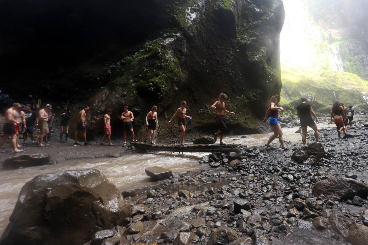 Sejumlah turis mancanegara memadati destinasi wisata Air Terjun Tumpak Sewu di Kabupaten Lumajang, Jawa Timur. Wisata alam unggulan di lereng Gunung Semeru ini menjadi primadona wisatawan lokal dan mancanegara. (Foto: Ali Masduki/jatimnow.com)