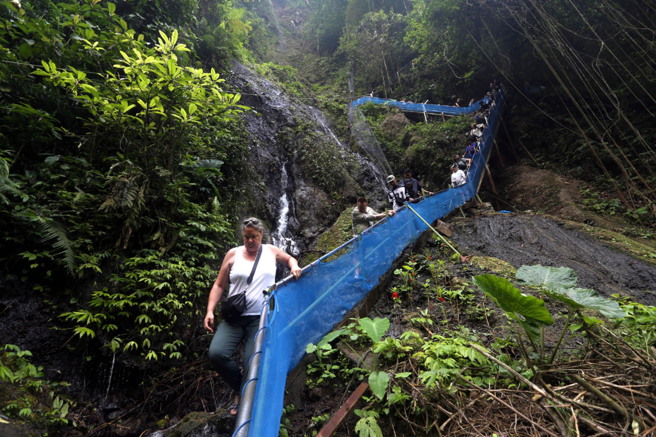 Untuk mencapai dasar Air Terjun Tumpak Sewu, wisatawan harus naik dan turun berjalan kaki sekitar 400 meter. (Foto: Ali Masduki/jatimnow.com)