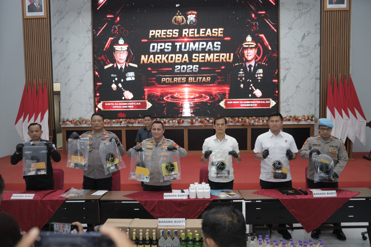 Polres Blitar tunjukkan hasil ungkap kasus selama operasi tumpas semeru. (Foto: Polres Blitar for jatimnow.com)