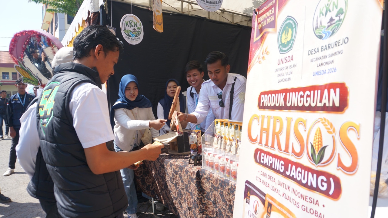 Rektor Unisda saat meninjau gelar karya inovasi mahasiswa KKN. (Foto : Adyad Ammy Iffansah/jatimnow.com)