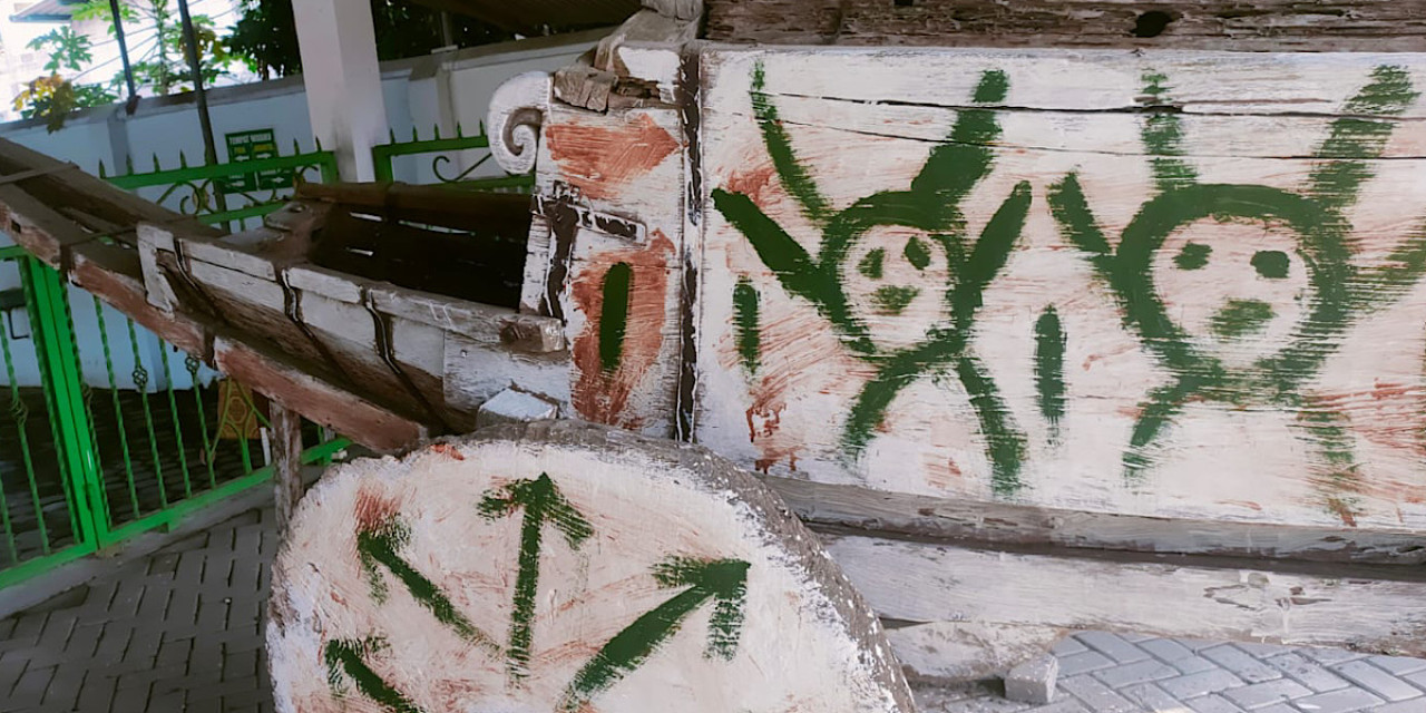 Kereta antik peninggalan Bupati Kediri di Jalan Glinding Kandat yang menjadi sasaran vandalisme. (Foto: Istimewa)