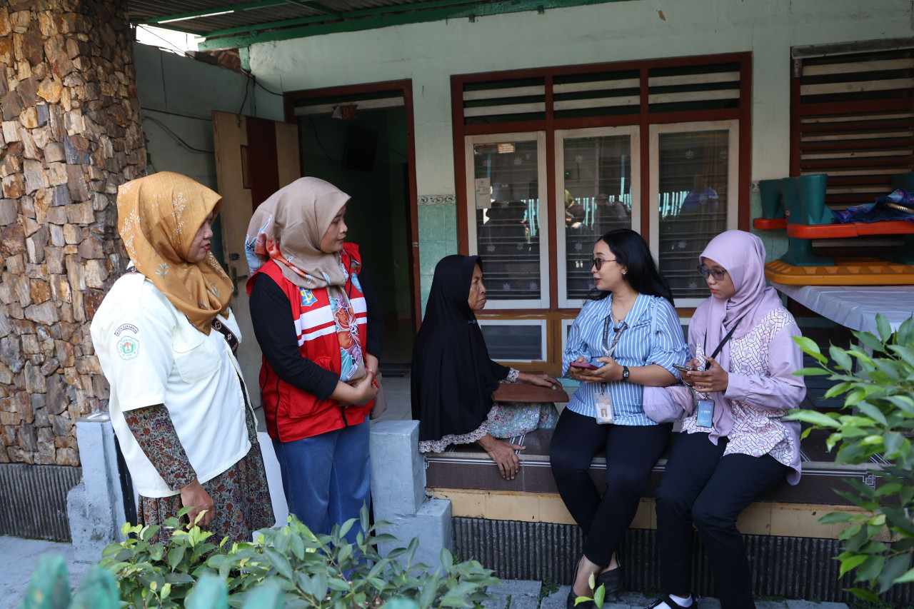 Petugas bansos meninjau lapangan