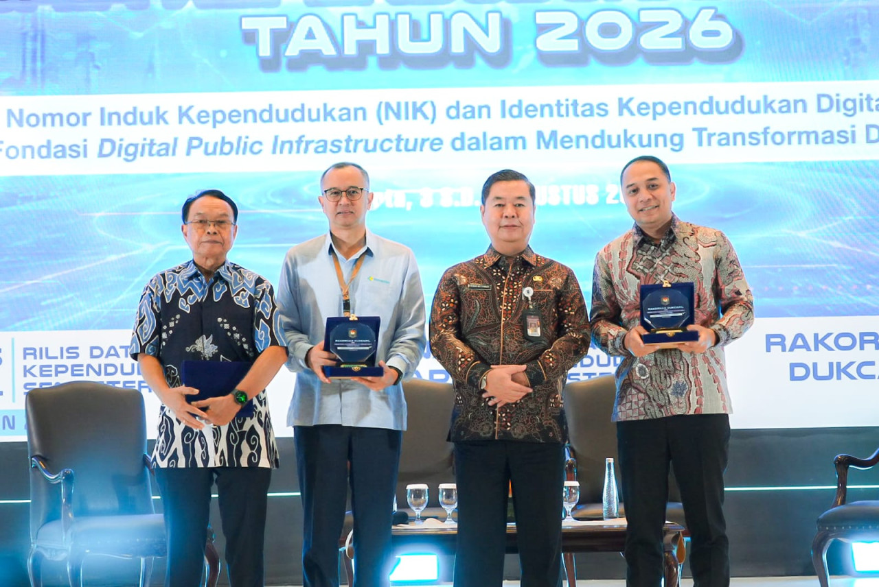 Wali Kota Surabaya Eri Cahyadi (kanan) saat menerima penghargaan dari Mendagri (foto-foto: Kominfo Surabaya for jatimnow.com)