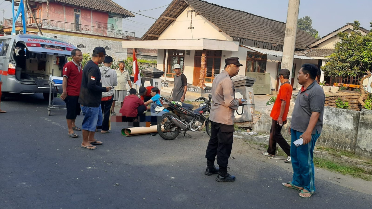 Polisi evakuasi jenazah korban kecelakaan di Tulungagung. (Foto: Polres Tulungagung for jatimnow.com)