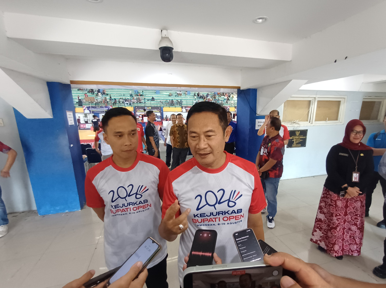 Bupati Lamongan, Yuhronur Efendi didampingi Ketua PBSI sekaligus Wabup Lamongan Dirham Akbar Aksara saat membuka Kejuaraan Bulutangkis. (Foto : Adyad Ammy Iffansah/jatimnow.com)