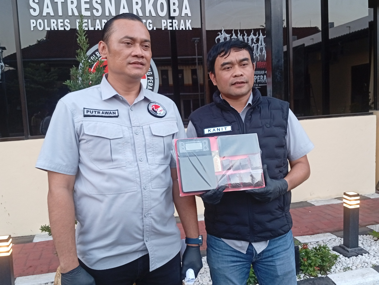 Polisi menunjukkan barang bukti ganja. (Foto: Sujianto/jatimnow.com)