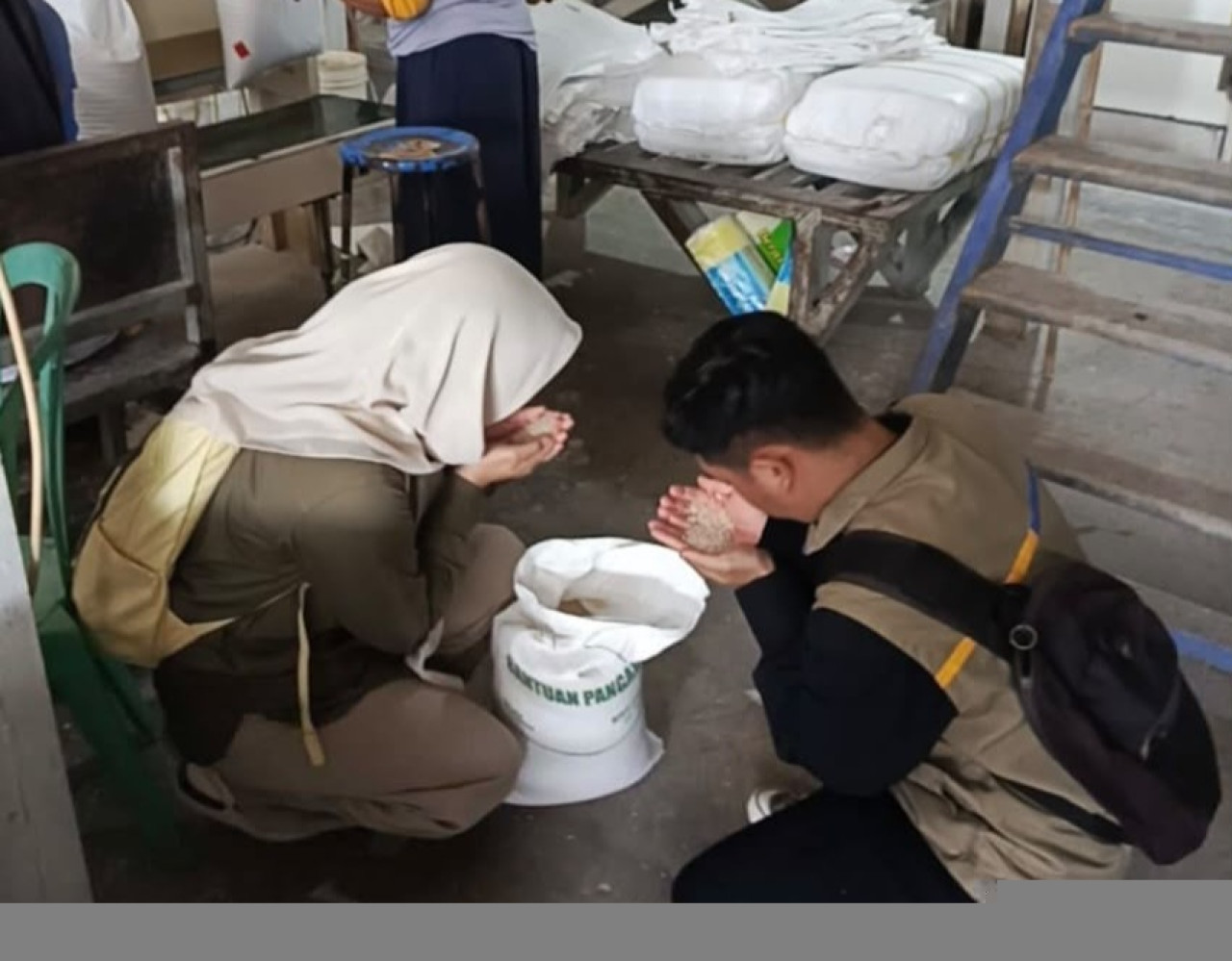Pengawasan menyeluruh beras bantuan pangan oleh Bulog Bojonegoro. (Foto : Bulog Bojonegoro for jatimnow.com)