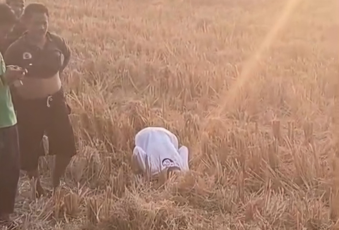 Penemuan mayat petani Lamongan dalam keadaan sujud di tengah sawah. (Foto : Polres Lamongan for jatimnow.com)