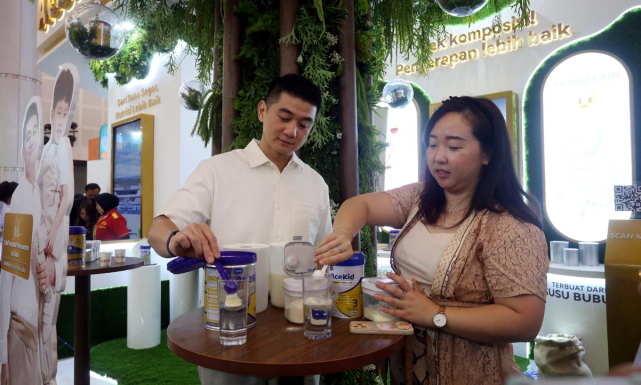 Brand Ambassador AceKid, Chef Arnold Poernomo, memperagakan cara meracik susu formula AceKid di Booth AceKid di Main Hall Booth C, Grand City Convention & Exhibition Surabaya. (Foto: Ali Masduki/jatimnow.com)