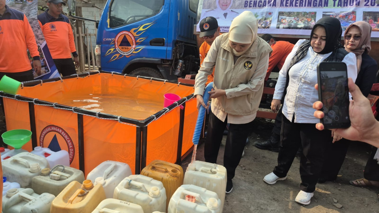 Warga Dungus Ponorogo Senang Dapat Guyuran Air Bersih dari Gubernur Khofifah