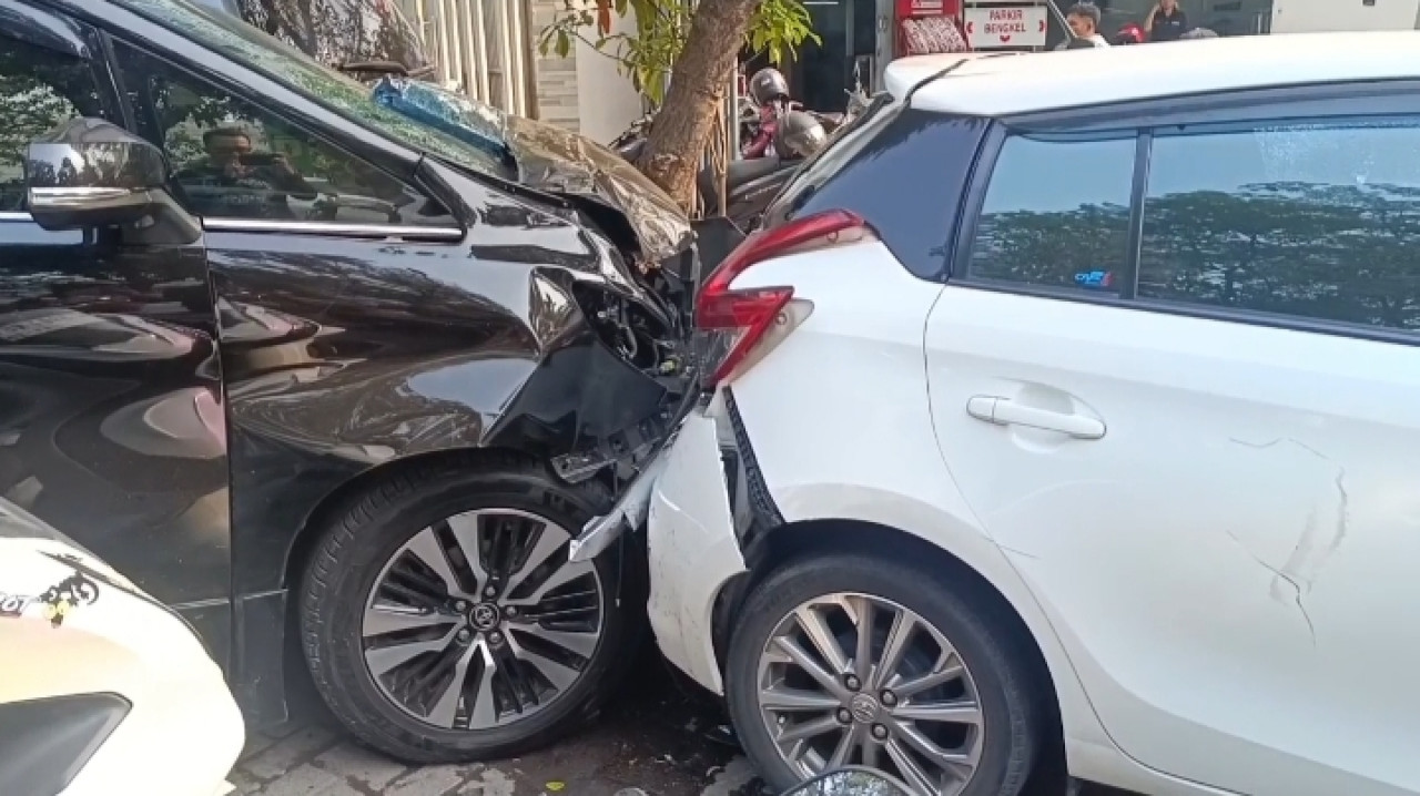 Sopir Alphard Penabrak 13 Kendaraan di Surabaya Jadi Tersangka