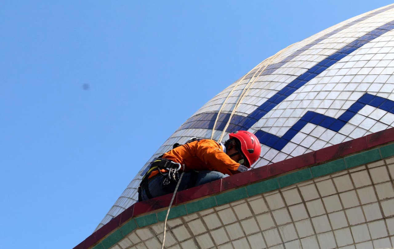 Aston Sidoarjo dan Kodim 0816 Gotong Royong Bersihkan Masjid